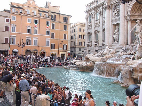 1.1316023479.crowds-at-trevi-fountain